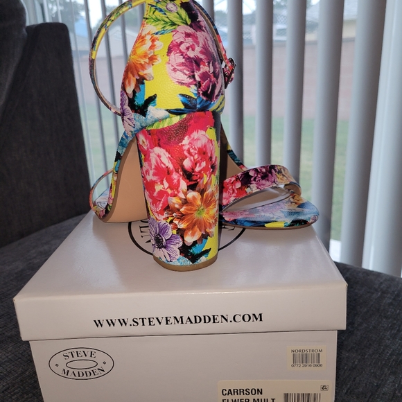Steve Madden floral block heel sandals - Picture 7 of 7